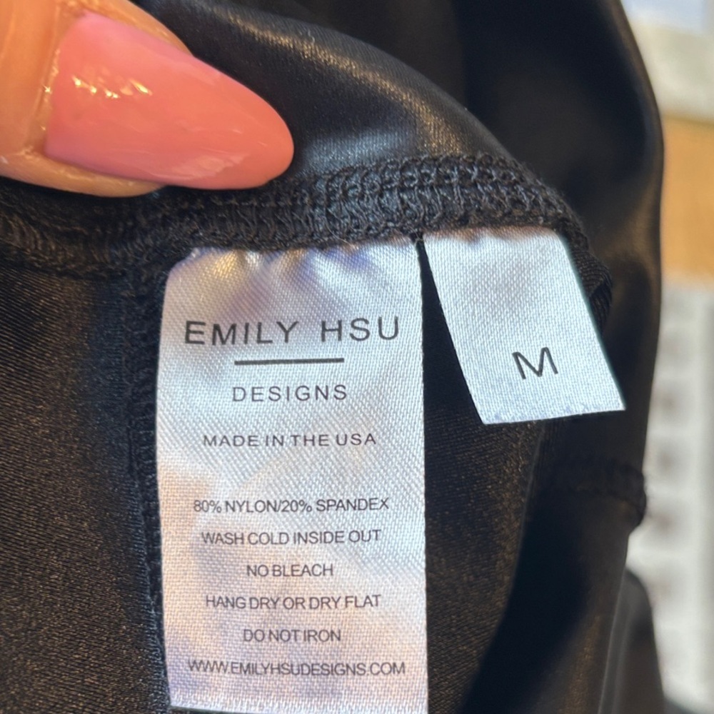EMILY HSU DESIGNS Faux Leather 28” Leggings in Black Size Medium EUC - Picture 4 of 6
